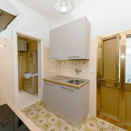 Corner House Apartment *